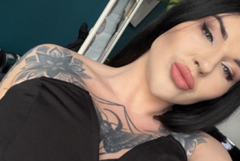 BustyRaven  Über mich Verführerische Brünette mit langen dunklen Haaren, tiefen sinnlichen Augen und einem Körper, der pure Sünde ist. Ich habe große, weiche natürliche Brüste und üppige, s**tige Kurven, die in allem fantastisch aussehen… und noch besser ohne alles. Mit meiner Sanduhr-Figur und meinem frechen Lächeln weiß ich genau, wie ich dein Herz schneller s******n lasse. Was ich mag Ich liebe es, dich langsam zu reizen, meine großen Brüste zu drücken und zu spielen, während ich dir direkt in die Augen schaue. Sinnliche Stripteases, Öl auf meinen Kurven, leidenschaftliches Dirty Talk und das Gefühl, richtig begehrt zu werden. Ob ich dich h**t reite oder dich jeden Zentimeter meines Körpers anbeten lasse — ich werde geil, wenn du einfach nicht genug von mir bekommen kannst. Ich stehe auf selbstbewusste Männer, die wissen, wie man eine echte Frau mit Kurven genießt. Was ich nicht mag Hektische Sessions ohne Vorspiel. Langweilige und schüchterne Typen, die nicht wissen, was sie wollen. Billiges Gerede und Respektlosigkeit. Ich bevorzuge echte Chemie und heiße, intensive Momente mit dir. 