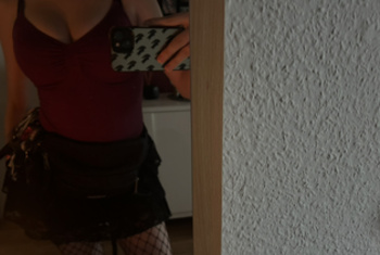 LittelLuise  Ich sehe vielleicht unschuldig aus, aber glaub mir Langweilig wird’s mit mir garantiert nicht.  Ich weiß genau, wie ich Aufmerksamkeit bekomme und manchmal spiele ich ein bisschen zu gern mit der Neugier anderer.