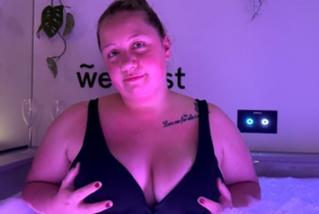 CurvyMelissa  Hey ich heiße Melissa  oder CurvyMelissa :)  ich komme aus der nähe von Bochum bin 27 Jahre alt und suche hier heiße Chats  mit Bilder und Video tausch hast du lust mich kennenzulernen :)? dann schreib mir gerne eine Nachricht 