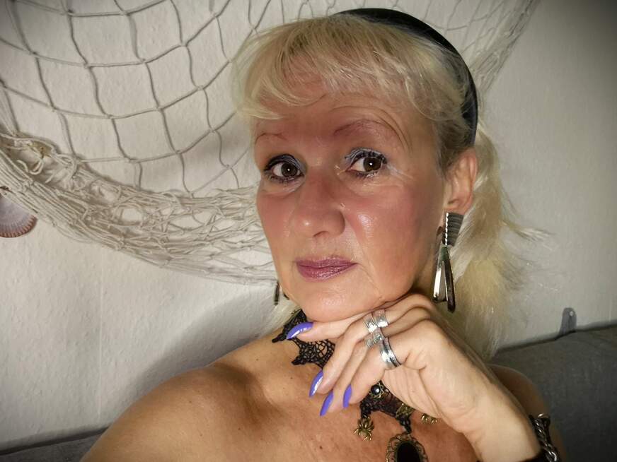 mit weissen Handschuhen - Erotik Amateur
