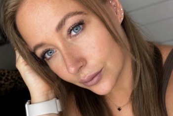 Ich bin eigentlich für vieles offen, solange es ehrlich, respektvoll und mit einer guten Portion Spaß passiert.  Ich bin ziemlich direkt, verspielt und kann auch mal frech sein. Gleichzeitig bin ich ein totaler Kuschelmensch und wünsche mir nicht nur irgendein Abenteuer, sondern jemanden, in den ich mich wirklich verlieben kann. ️

Also: offen für alles, aber mein Herz darf dabei ruhig auch ein bisschen mitreden. 