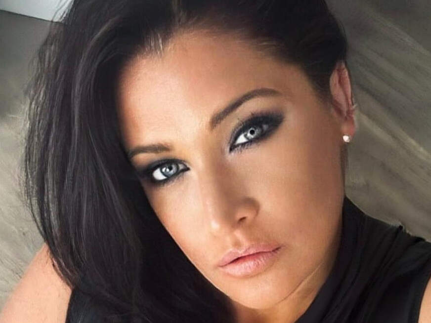 Ich habe es mir mal wieder richtig besorgt mit den Vibrator - Massagestab und es war sehr Geil - Erotik Amateur