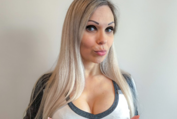 NaturalBarbie, 28 Jahre, Pornodarstellerin, aus Berlin