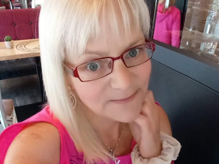 Schön die Möpse waschen. - Erotik Amateur