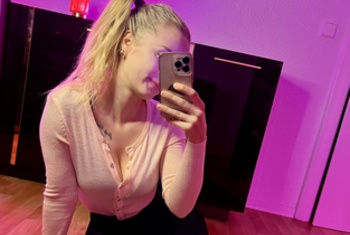 LillySweet, 20 Jahre, Pornodarstellerin, aus Kassel, Hessen