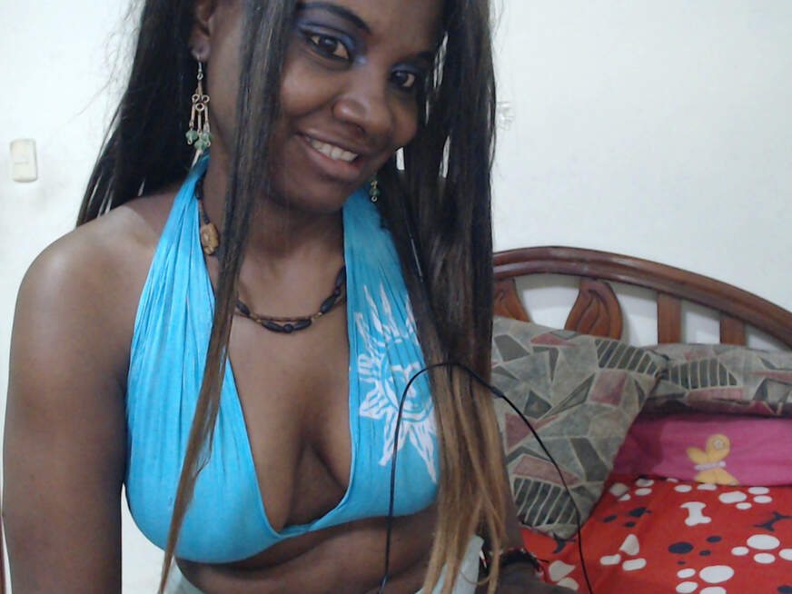 Masturbating with a big Ba*a*a - Erotik Amateur