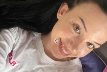 Hey, ich bin Cassandra – aber die meisten nennen mich einfach Cassy!
Ich bin 20 Jahre alt und studiere gerade Tourismusmanagement. Neben meinem Studium meistere ich jeden Tag spannende Herausforderungen, vor allem als Mama meines kleinen Sonnenscheins. Aber auch meine ti*re, ein Hund und drei Katzen, gehören fest zu meiner kleinen Familie. Sie sorgen dafür, dass es bei uns nie langweilig wird und bringen (Un)Ruhe und Freude in meinen Alltag.
Aufgewachsen in einem strengen Elternhaus, in das ich nie wirklich reingepasst habe. Die strengen Regeln und Einschränkungen haben mir Disziplin beigebracht, aber auch den Wunsch geweckt, mein eigenes Leben nach meinen Vorstellungen zu gestalten. Heute weiß ich, wie wichtig es ist, auf sich selbst zu achten und sich nicht von äußeren Erwartungen einschränken zu lassen. Jetzt kämpfe ich dafür, meine Freiheit und Selbstbestimmung zu leben.
Bis vor kurzem war ich in einer langen und schlimmen Beziehung – ständiger Streit und übermäßige Kontrolle bestimmten den Alltag und sorgten dafür, dass ich mich oft gefangen und unverstanden fühlte. Die Beziehung hat mich emotional stark belastet und mir gezeigt, wie wichtig eben diese Freiheit und Selbstbestimmung sind, die ich in dieser Zeit nie hatte. Auch wenn diese Zeit schwierig war, hat sie mir wertvolle Lektionen über mich selbst und meine Bedürfnisse vermittelt. Ab nun richte ich meinen Blick nach vorne und will mich nur noch auf das konzentrieren, was mir gut tut und mich neu ausprobieren.
Ich hoffe dass ich hier neue Bekanntschaften finde, da ich im realen Leben nicht wirklich ausgehe und auch eher introverti*rt bin. Doch bin ich bereit für neue Abenteuer – und vielleicht bist du ein Teil davon? Schreib mir, ich freue mich darauf, dich kennenzulernen!