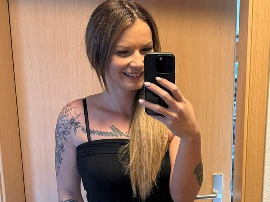 Masturbiert in Wanne - Erotik Amateur