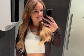 SexyLottchen  Hi, ich bin Lottchen, habe gerade meinen Job gewechselt, bin jetzt Messehostess, also ganz sicher auch in deiner Nähe, und am Abend ist es oft allein langweilig , wenn du verstehst