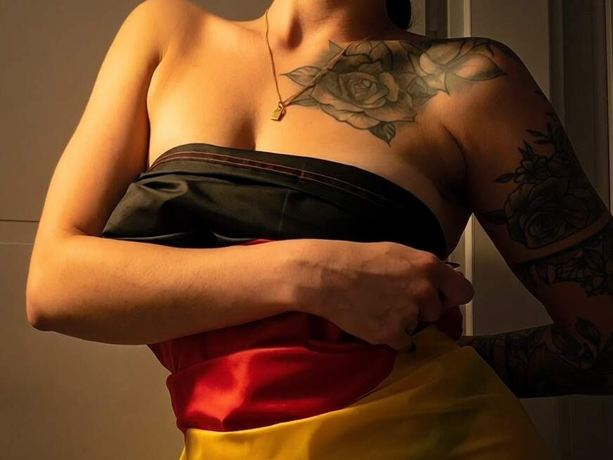 Geile riesige Natur-Titten mit d**kem S****a eingerieben -heißes cumplay - Erotik Amateur