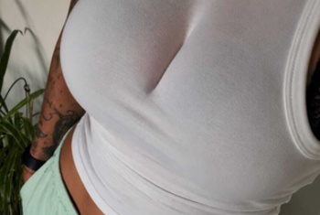 Sandra_Privee Ich bin eine Frau der absoluten Kontraste und liebe das Spiel auf allen Ebenen. Für mich gibt es im Bett nicht nur eine Richtung: Ich genieße die extreme, raue Dominanz genauso wie die tiefe, vertrauensvolle Demut. Ich mag es mal unschuldig zart, im nächsten Moment aber auch kompromisslos h**t.Ich liebe die erotische Spannung zwischen Mann und Frau und bin super offen für alles. Egal ob heißer, schmutziger Talk oder das Ausleben von geheimen Wünschen ich habe Lust auf Neues und will die Lust voll auskosten. ​Es gibt keine festen Drehbücher bei mir. Wir schauen einfach spontan, was uns anmacht. Wer mich neugierig macht, kriegt meine volle Aufmerksamkeit. Also, traust du dich, mir zu schreiben? Ind um die Frage „Wo wohnst du?“ schon mal vorwegzunehmen: Ich bin für eine Auto-Rückholfirma tätig und daher in ganz Deutschland unterwegs. Wer weiß... vielleicht ja auch bald ganz in deiner Nähe?                            