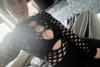 Nini-Belle Hey, ich bin Nini Belle. Ich bin neu hier und offen für spannende Gespräche und ein bisschen prickelndes Kopfkino. Wer mich zum Lächeln bringt, hat schon einen guten Anfang gemacht.Also… nur schauen oder schreibst du mir? 