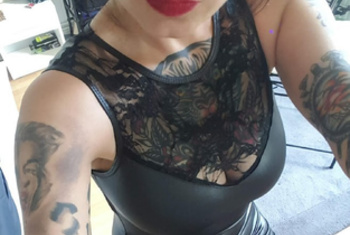 MathildaDeWill  Willkommen bei Mathilda  selbstbewusst, neugierig und definitiv nicht hier, um Langeweile zu sammeln. Ich liebe prickelnde Gespräche, spannende Begegnungen und dieses besondere Kribbeln, wenn aus einem harmlosen Flirt plötzlich mehr werden könnte.  Ich suche Abenteuer, Leidenschaft und Männer, die wissen, wie man eine Frau zum Lächeln bringt 