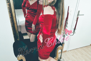 Du bist devot? Dann knie. Sofort. Stell dich vor – respektvoll, gehorsam, ohne Widerworte. Ich dulde kein Zögern.
Kriecher und Sklaven, die lernen wollen zu dienen, zu gehorchen, sich formen zu lassen – ihr seid willkommen. Aber nur, wenn ihr bereit seid, euch vollkommen zu unterwerfen.

Ich bin streng. Ich bin fair. Und ich bin atemberaubend. Ich werde deinen Verstand fesseln, deine Kontrolle brechen und dich mit jeder Geste tiefer an mich ketten.

Dies ist keine Einladung – es ist ein Befehl. Bist du mutig genug, ihn zu befolgen? Oder wirst du schwach zurückbleiben – und mir nur nachträumen?