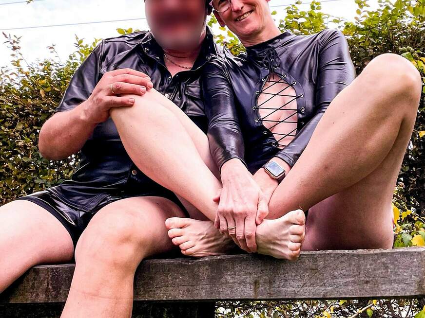 Public Orgasmus im Schloßgarten - Erotik Amateur