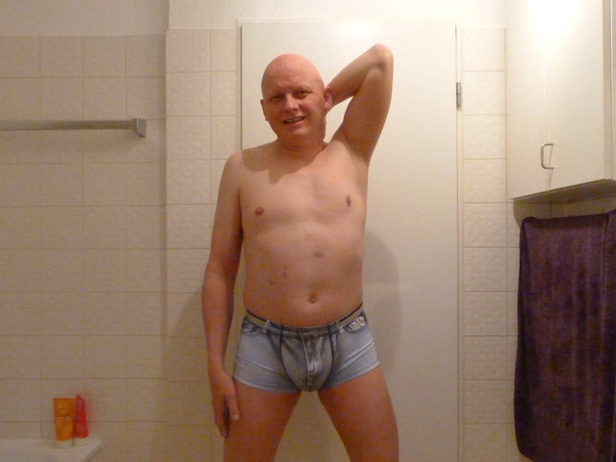Striptease und geiles W*****n im Badezimmer - Erotik Amateur
