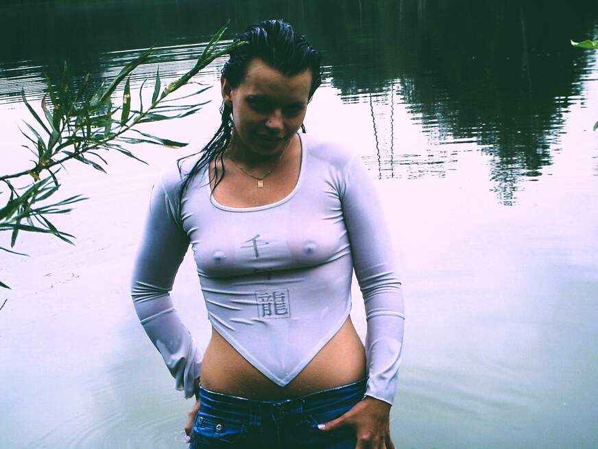 IM WALD G******t - Blond devot in Handschellen - Erotik Amateur