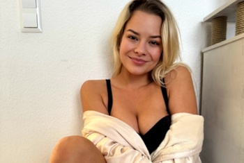 Anna-Lena-Sofia   Hey, ich bin Anna-Lena-Sofia! **  *22 | Deutschland | Süß, frech &amp;amp; immer für Spaß zu haben *  Ich bin das M*****n nebenan – nur ein bisschen freizügiger und abenteuerlustiger . Tagsüber genieße ich lange Gespräche, gutes Essen und Musik, die mich zum Schmelzen bringt… nachts zeige ich dir, wie ich wirklich ticke.  Als *Webcam Girl &amp;amp; Erotikdarstellerin* liebe ich es, Fantasien Wirklichkeit werden zu lassen – ob solo oder zu zweit (oder mehr? ). Mein Herz s*****t für *Frauen &amp;amp; Männer, also ja, ich bin *bisexuell und offen für alles, was heiß ist .  *Was du hier findest?*   Intensive 1:1-Chats (ich liebe es, dich kennen zu lernen… und deine Geheimnisse )   Heiße Live-Sessions (spontan, verspielt &amp;amp; immer mit einer Prise Frechheit)   Exklusive Content (von sinnlich bis wild – deine Wünsche sind mein Befehl)  *Komm, lass uns gemeinsam die Langeweile vertreiben…*  Du bringst die Fantasie, ich den Rest 