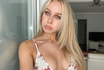 AnyaDoll, 20 Jahre, Pornodarstellerin aus Polen