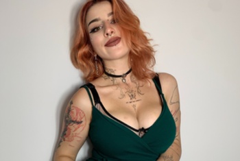 HannahTasty  Hallo! Mein Name ist Hannah ;) Schön, dich kennenzulernen ;*Manche sagen, Tattoos und ein verschmitztes Lächeln bringen Ärger … da haben sie vielleicht recht. Ich bin eine Mischung aus Schatten und Funken – leidenschaftlich, unberechenbar und immer ein bisschen zu viel. Ich verrate nicht alles auf einmal; wo bleibt da der Spaß? Sprich mit mir, wenn du Geheimnisse, Feuer und eine Frau magst, die sich nicht an Regeln hält. Ich werde nicht hinterherlaufen – aber wenn du weißt, wie man deine Neugier weckt, lasse ich dich vielleicht einfach rein. Oder vielleicht lasse ich dich im Ungewissen.