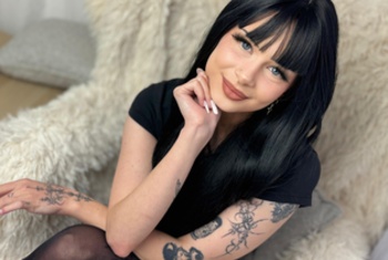 RavenSchatz  Über michIch bin eine verspielte j***e Brünette mit blauen Augen, die gerne einen Moment zu lange stehen bleiben… gerade lang genug, um dich neugierig zu machen. Ich trage eine natürliche Selbstsicherheit, die Menschen anzieht, ohne dass ich mich anstrengen muss. Ich liebe den Reiz von jemandem, der mit meiner Energie mithalten kann – und mich vielleicht ein bisschen herausfordert.Was ich magIch fühle mich zu Männern hingezogen, die mutig, aber charmant flirten – Männer, die wissen, wie man eine Frau wirklich wahrnimmt. Ich liebe neckendes Hin und Her, langsame, knisternde Spannung und diesen köstlichen Moment, wenn zwei Menschen sich etwas zu nahe kommen und keiner zurückweichen möchte. Gewinnen kannst du mich mit echter Ausstrahlung, nicht mit Show.Beim Sex ich mag Missionar und O*****x.Was ich nicht magArroganz, Langeweile oder Männer, die glauben, ein nettes Gesicht sei genug, langweilen mich sofort. Komm mir nicht mit kalter Energie, leeren Sprüchen oder großem Ego. Wenn es keinen echten Funken gibt, merke ich das sofort… und dann bleibe ich nicht lange.