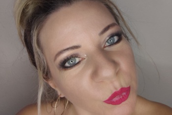 Paulina87  Ich bin eine natürliche, sportliche Frau mit einer großen Liebe zur Natur. Sobald die Sonne wärmt, genieße ich es, draußen frei zu sein – leicht bekleidet, selbstbewusst und ganz bei mir. Ich mag es, meine feminine Seite zu zeigen, besonders in schöner Unterwäsche. Nylon-Strümpfe haben dabei einen ganz besonderen Reiz für mich – elegant, sinnlich und voller Fantasie.Ich schätze einen respektvollen, niveauvollen Austausch, bei dem man sich langsam annähert und der Fantasie freien Lauf lassen darf. Worte, Bilder im Kopf und das Spiel mit Andeutungen sind für mich mindestens genauso reizvoll wie alles andere.