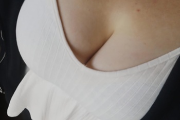 EliraRose Ich bin Elira und ein wahrer Engel, doch wenn du mich lässt zeige ich dir gerne das es nur der äußere Schein ist.Ich liebe es unscheinbar zu sein und im passenden Moment zu performen. Wenn du dich genauso nach Spannenden und Heißen momenten sehnst wie ich, dann schreib mir gern.Ich bin offen für alles und freue mich auf dich.  