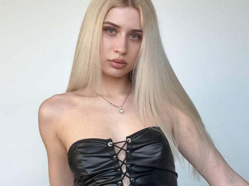 Eine attraktive Blondine mit einem eng um den Hals gebundenen Ledergürtel erfüllt all deine geheim - Erotik Amateur