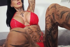 Bin etwas exotisch, sexy, sehr gepflegt und extrem neugierig! Freue mich dich