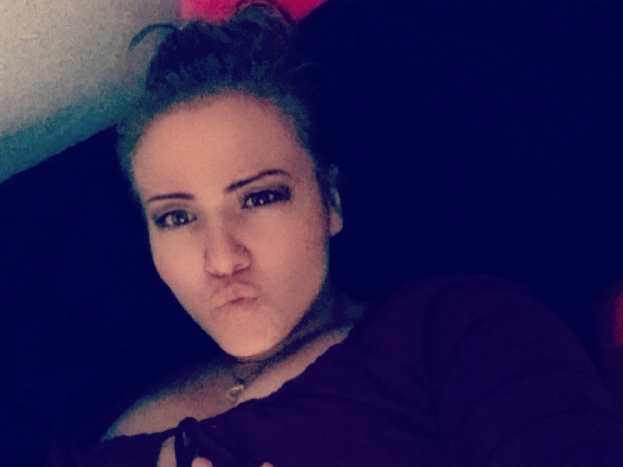 hier lasse ich die kleine zahls******e putzen - Erotik Amateur