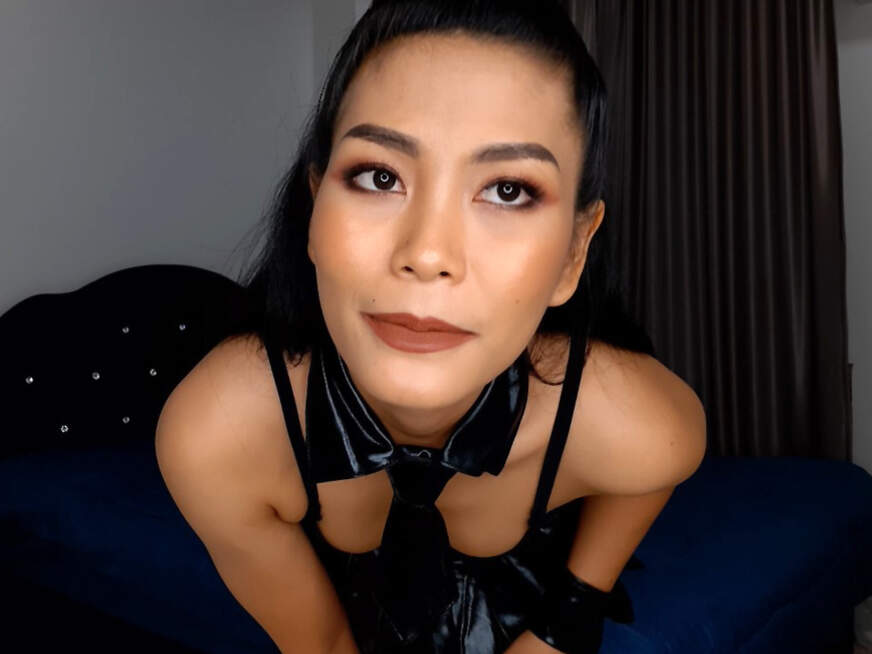 Party-Thai - Striptease als kleine W**********e - Solo - Erotik Amateur