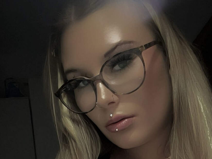 Ich stecke mir richtig geil bei offenem Fenster einen Lippenstift rein ein Stift - Erotik Amateur