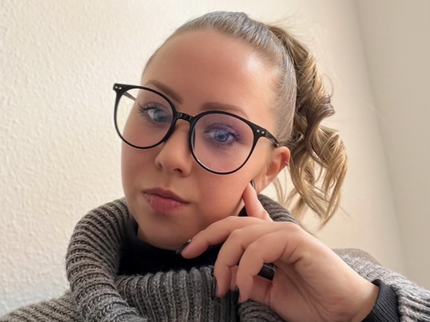 SugarAndDirty ᐅ 33 Jährige Pornodarstellerin