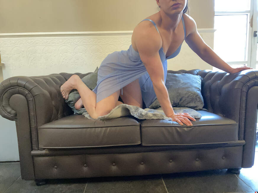 Lola geil in der Dusche nach dem Tennis - Erotik Amateur