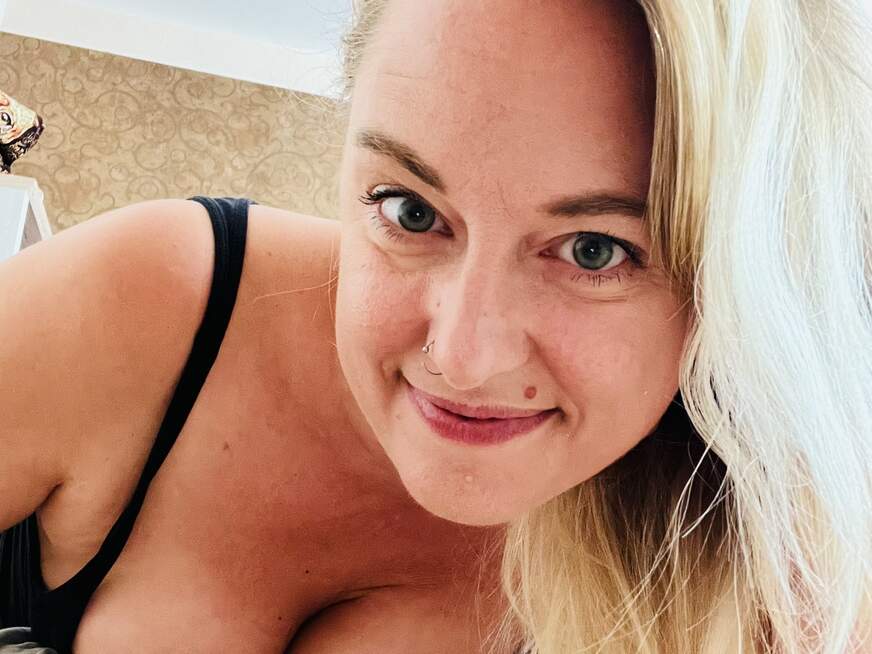 Ich präsentiere Euch meine dauergeile M****i und suche einen Drehpartner - Erotik Amateur