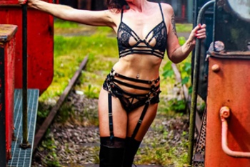 Zora-Enn Lust? Die beginnt im Kopf und endet selten dort, wo du es erwartest.Ich bin Zora, Swingerin aus Leidenschaft, hemmungslos bi, süchtig nach Spannung und immer einen Schritt jenseits des Gewöhnlichen.Ich liebe Nylon auf heißer Haut, High Heels auf kaltem Beton und Blickkontakte, die brennen. Machtspiele? Immer.Soft BDSM, O**l, dominante Fantasien, Fetischkleidung - erlaubt ist, was elektrisiert.Privat bin ich Sekretärin. Vor der Kamera? Rampens*u.Ich tanze gern, lache laut und liebe es, unvergessliche Magic Moments zu erschaffen.Du suchst keine Barbie. Du suchst keine Anfängerin. Du suchst eine Frau, die mit Mitte 40 mehr Ausstrahlung hat als jede 20-Jährige mit Filter.Wenn das auf dich zurtrifft.. schreib mir. 