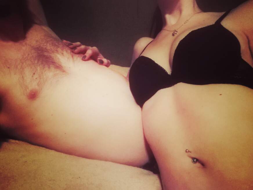 Er besorgt es mir mit dem Spielzeug ... Ungeschnitten !!! - Erotik Amateur