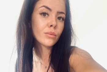 NicoleGeheim  Ich bin geil und will im Bett experimentieren Ich bin Nicole, 28 Jahre alt, und suche nach geilen Liebhabern für heiße Privatshows. Hier ist mehr los, als du denkst Ich habe einen tollen Körper, Brüste und einen knackigen Po. Ich werde immer mutiger im Dirty Talk. Voller erotischer Fantasien. Zeig mich vor der Kamera und was du mit deiner Zunge anstellen kannst, während ich dich verwöhne Ich schreibe gern, baue gern Spannung auf und genieße dieses erotische Spiel. Lass dir Zeit. Ich bringe dich in Stimmung 🥵Wenn du noch da bist, bleib ruhig. Lieber ein echter Mann als h***ert Gaffer #DirtyTalk #PerfekterKörper #Deutsch #Titten #Po #Füße #POV #GroßeBrüste #Stiefs*******r #Süß #D**kerPo #Heiß #Geil #Neu #Schlank #Brünette #Tattoos #C2C #Tease #Privat #Sexy #Rollenspiel #Fetisch