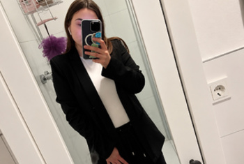 LaraLux   LaraLux | 22Man sagt, ich sei eine Mischung aus süß, frech und gefährlich. Ich liebe intensive Gespräche, charmante Komplimente und Menschen, die wissen, wie man eine Frau zum Lächeln bringt.Traust du dich, meine Aufmerksamkeit zu gewinnen? ️