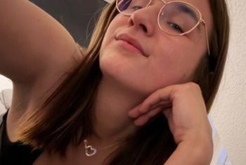LaraLux   LaraLux | 22Man sagt, ich sei eine Mischung aus süß, frech und gefährlich. Ich liebe intensive Gespräche, charmante Komplimente und Menschen, die wissen, wie man eine Frau zum Lächeln bringt.Traust du dich, meine Aufmerksamkeit zu gewinnen? ️