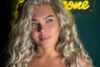 DeineNicki  In der sanften Umarmung meiner Kurven liegt eine verführerische Kraft, die nicht nur die Blicke anzieht, sondern auch die Sinne betört. Jeder Schritt, den ich mache, erzählt von Leidenschaft und Selbstbewusstsein – eine Melodie, die die Luft erfüllt und das Verlangen weckt. Ich bin nicht nur ein Körper, sondern ein Erlebnis, das zum Träumen einlädt.Meine Präsenz ist eine Einl****g, die Tiefe der Intimität zu erkunden, während wir uns in einem Spiel aus Anziehung und Verführung verlieren. Lass uns gemeinsam die Geheimnisse der Sinnlichkeit entdecken und Momente schaffen, die in Erinnerung bleiben – unvergesslich und berauschend.