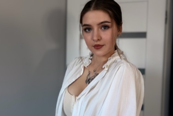 MargaretPerle  Schön, dass du da bist!Ich bin Margaret, ganz lieb, wenn ich will … aber ich glaube, du wirst meine verspielte Seite lieben.  Ich liebe schöne Orte, spontane Ausflüge, Bergtouren, lange Spaziergänge und kleine Abenteuer. ️ Ich bin total verrückt nach Eislaufen – besonders nach dem Händchenhalten, Lachen, dem Verlust des Gleichgewichts … und vielleicht dem Nicht-Loslassen. ️Ich bin feminin, neugierig und necke gern. Ich liebe selbstbewusste Männer, die mich zum Lachen bringen, mich fesseln und nicht zögern, zurückzuflirten.Chemie lässt sich nicht erklären … man spürt sie oder eben nicht. ️
