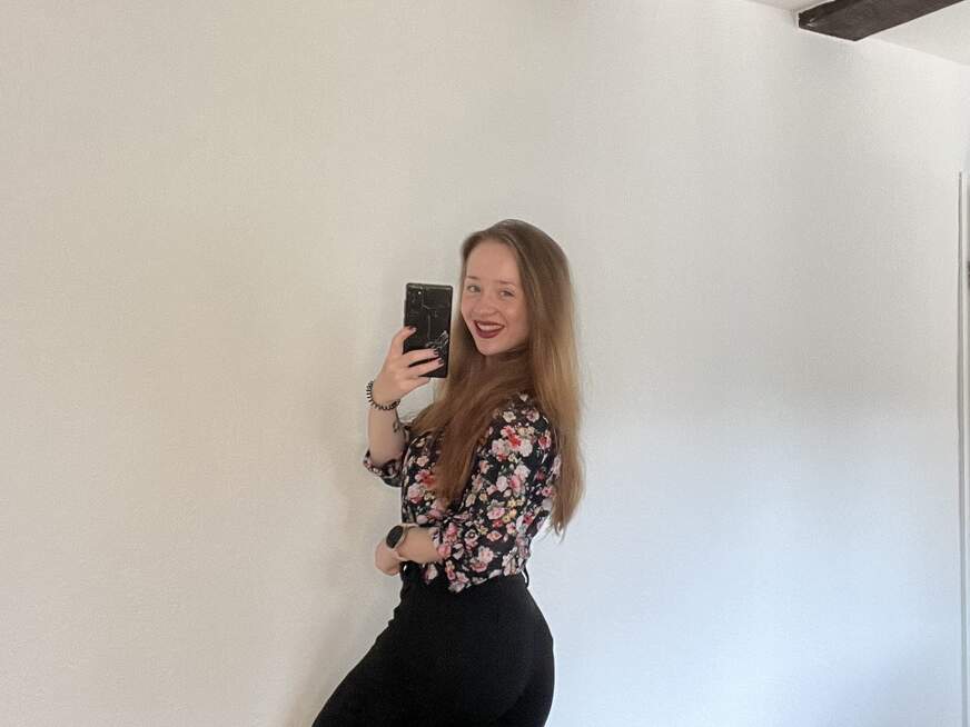 Hotcerise ᐅ 23 Jährige Pornodarstellerin