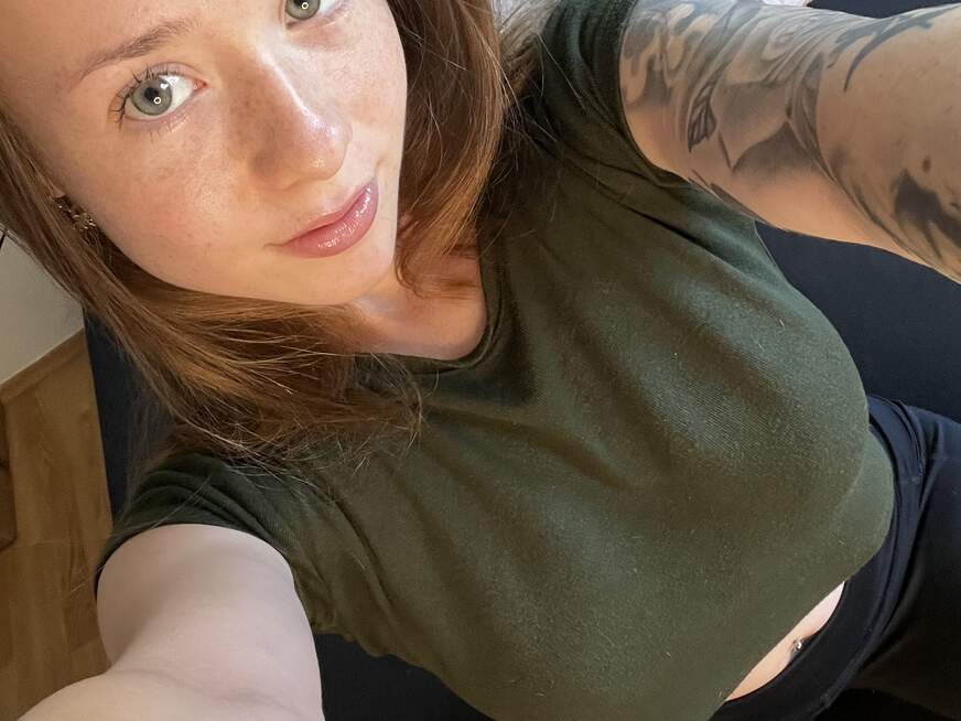 Hotcerise ᐅ 23 Jährige Pornodarstellerin