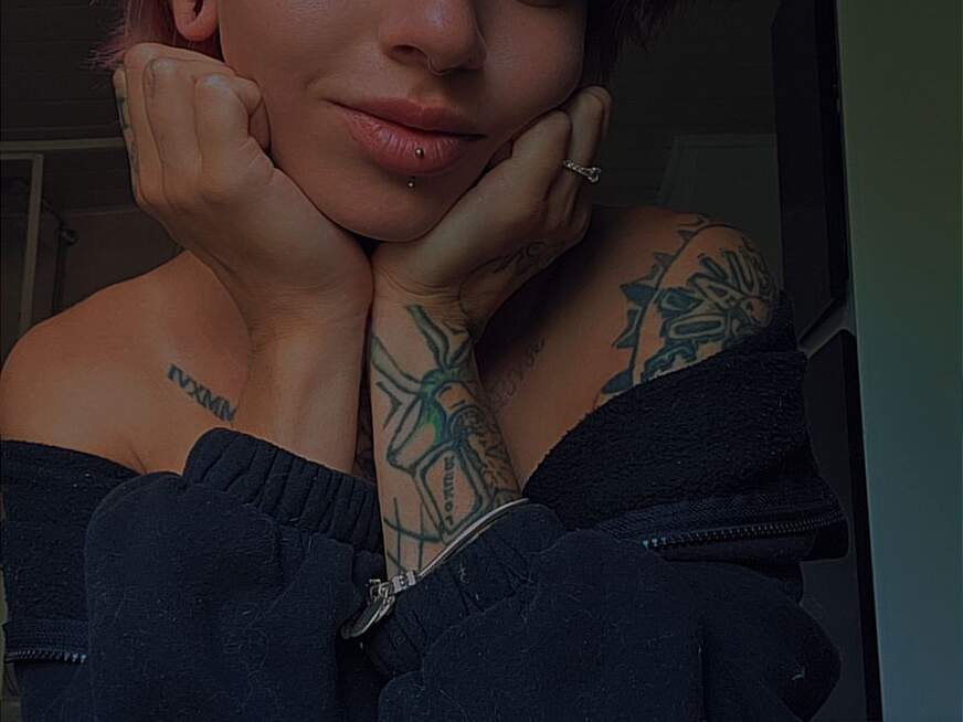 Zaya-Deluxe ᐅ 28 Jährige Pornodarstellerin aus Berlin
