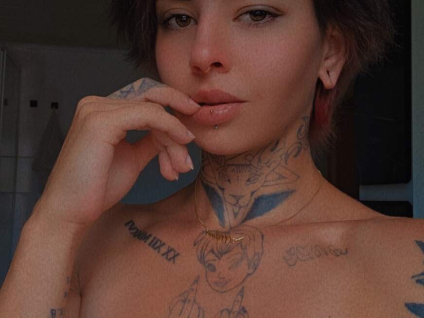 Zaya-Deluxe ᐅ 28 Jährige Pornodarstellerin aus Berlin