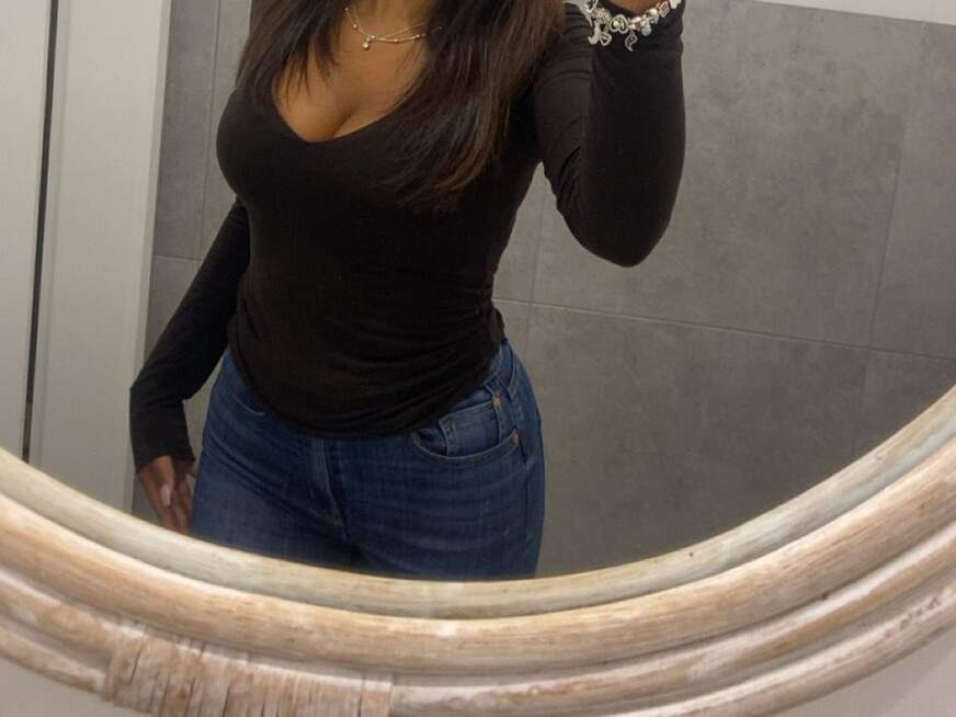Amara-Lovely ᐅ 25 Jährige Pornodarstellerin