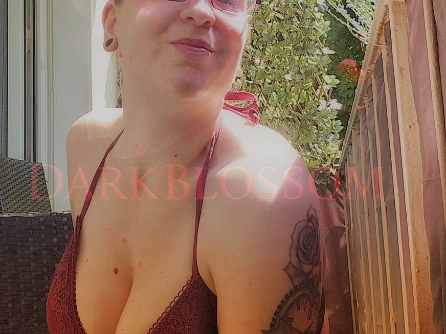 Dark_Blossom ᐅ 38 Jährige Pornodarstellerin