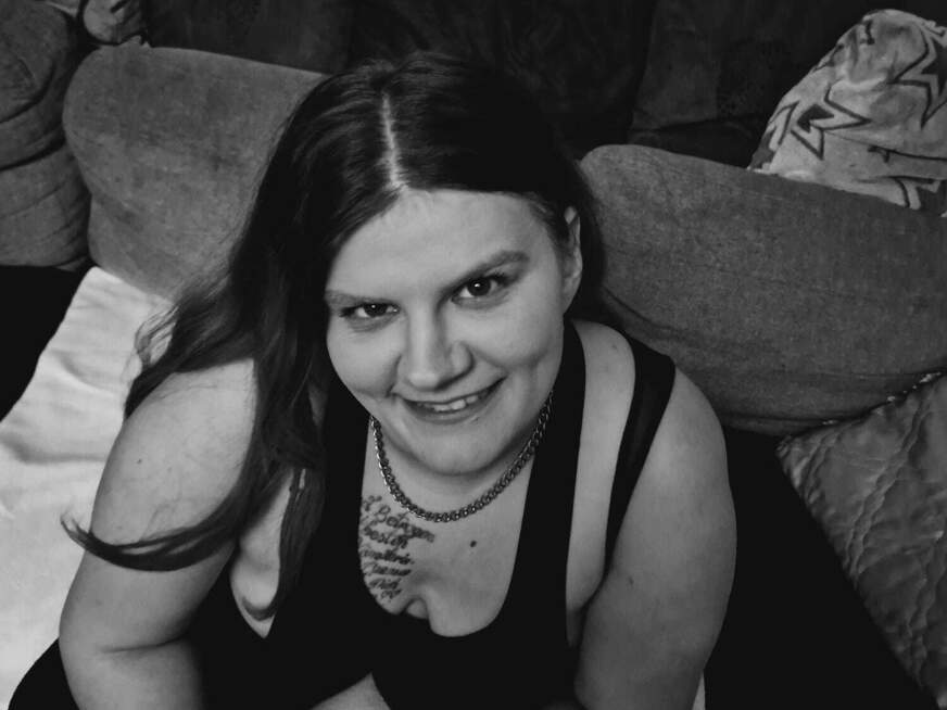 HotSara ᐅ 28 Jährige Pornodarstellerin