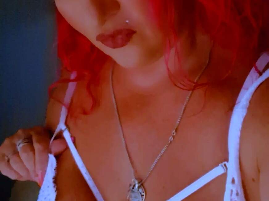 RedFox-Sally ᐅ 40 Jährige Pornodarstellerin
